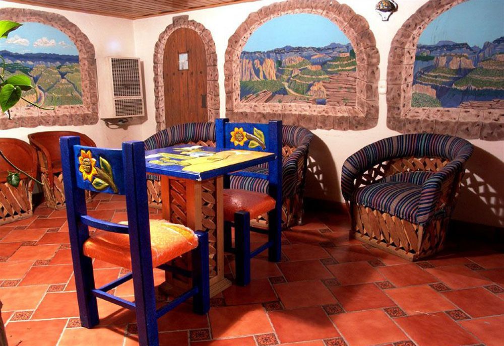 Plaza Mexicana Margarita'S Creel Bagian luar foto